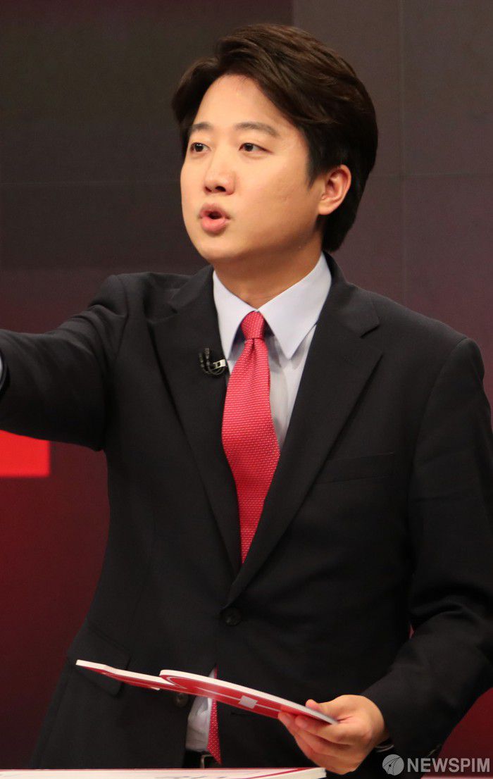 [서울=뉴스핌] 국회사진취재단 = 국민의힘 당대표에 출마한 이준석 후보가 7일 오후 서울 중구 태평로 TV조선 스튜디오에서 열린 방송토론회에서 발언하고 있다. 2021.06.07 photo@newspim.com