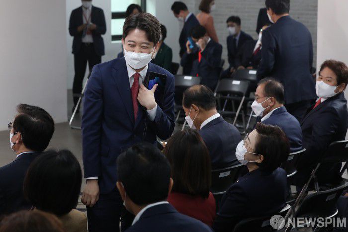 [서울=뉴스핌] 이형석 기자 = 국민의힘의 새 지도부를 선출하는 전당대회가 11일 서울 여의도 중앙당사에서 열린 가운데 이준석 당대표 후보가 참석자들과 인사를 나누고 있다. 2021.06.11 leehs@newspim.com