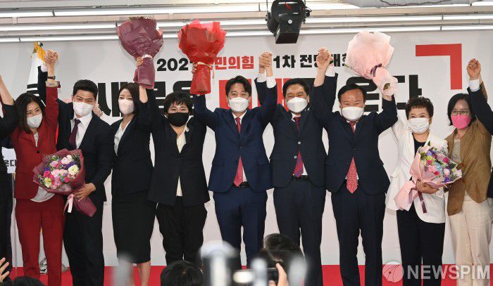 [서울=뉴스핌] 이형석 기자 = 이준석 국민의힘 대표 당선자가 11일 오전 서울 영등포구 여의도동 국민의힘 당사에서 열린 전당대회에서 당선자 지명 후 기념촬영을 하고 있다. 2021.06.11 leehs@newspim.com