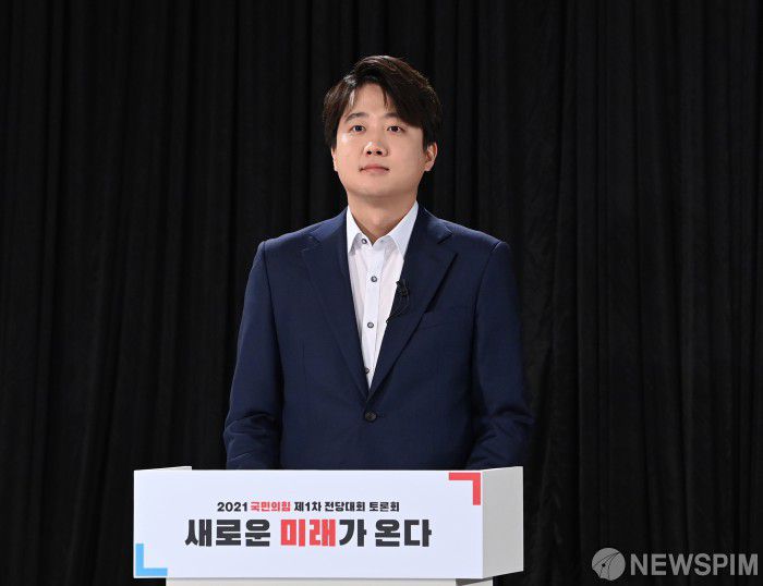 [서울=뉴스핌] 국회사진취재단 = 국민의힘 당대표에 출마한 이준석 후보가 지난 8일 서울 용산구 효창동 백범김구기념관에서 열린 토론회에 참석해 준비하고 있다. 2021.06.08 photo@newspim.com