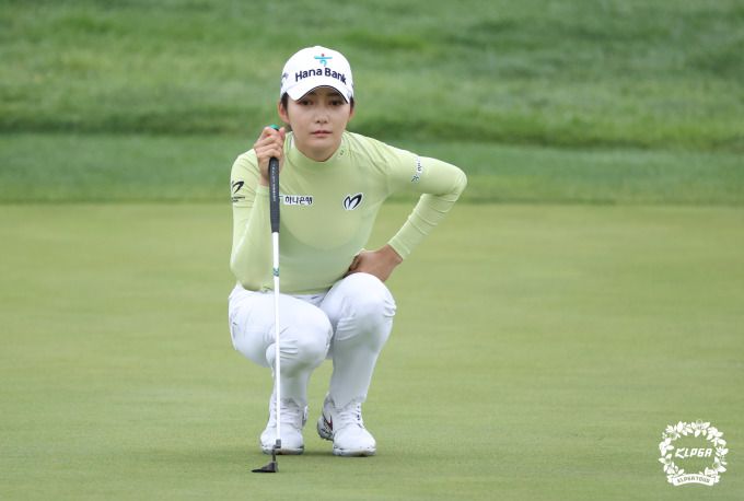 그린을 살펴보는 늦깎이 신인 정지유. [사진= KLPGA]