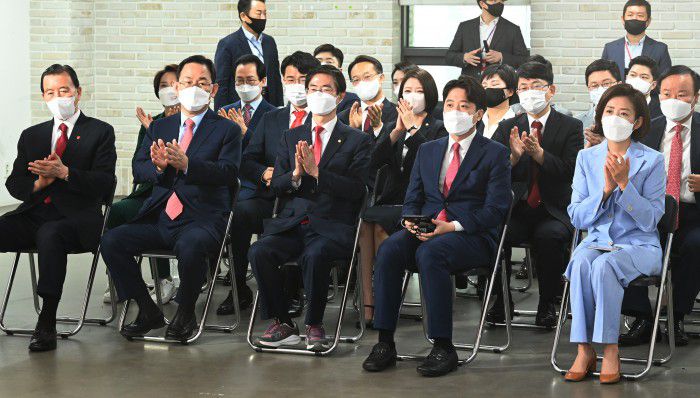 [서울=뉴스핌] 이형석 기자 = 나경원, 이준석, 조경태, 주호영, 홍문표 국민의힘 대표 후보자들이 11일 오전 서울 영등포구 국민의힘 당사에서 열린 전당대회에서 박수를 치고 있다. 2021.06.11 leehs@newspim.com