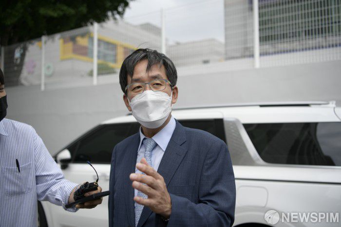 [광주=뉴스핌] 전경훈 기자 = 전두환 전 대통령의 5·18 관련 사자(死者)명예훼손 사건의 항소심 공판기일이 열린 14일 광주 동구 광주지방법원에서 전씨의 변호인 정주교 변호사가 기자들 질문에 답하고 있다. 2021.06.14 kh10890@newspim.com