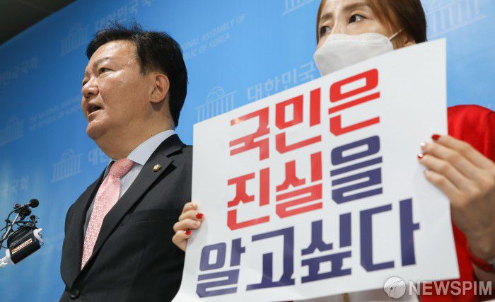 [서울=뉴스핌] 최상수 기자 = 민경욱 전 미래통합당 의원이 지난해 4월 서울 여의도 국회 소통관에서 '4.15 총선 국민적 의혹 검증' 관련 기자회견을 마친 뒤 취재진의 질문에 답변하고 있다. 2020.04.22 kilroy023@newspim.com