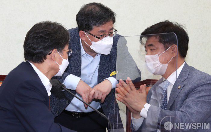 [서울=뉴스핌] 최상수 기자 = 더불어민주당 유동수(왼쪽부터) ,김성환, 김병욱 의원이 지난 10일 국회에서 열린 정책조정회의에 앞서 현안에 대해 논의하고 있다. 2021.06.10 kilroy023@newspim.com