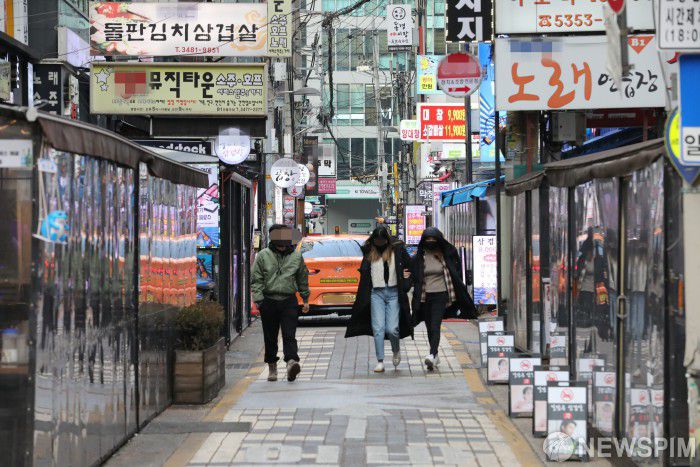 [서울=뉴스핌] 백인혁 기자 = 서울시가 경기도, 인천시와 함께 오는 23일 0시부터 내년 1월 3일까지 5인 이상 실내외 사적 모임 금지 행정명령을 지난 21일 발표했다. 이번 행정명령에 따라 동창회, 동호회, 야유회, 송년회, 직장회식, 워크숍, 계모임, 집들이, 돌잔치, 회갑·칠순연과 같은 개인적인 친목모임도 일체 금지된다. 다만 결혼식과 장례식만 행사의 예외적인 성격을 감안해 2.5단계 거리두기 기준인 50인 이하 허용이 유지된다. 사진은 이날 식당과 주점이 밀집돼 있는 서울 서초구 강남거리의 모습. 2020.12.22 dlsgur9757@newspim.com