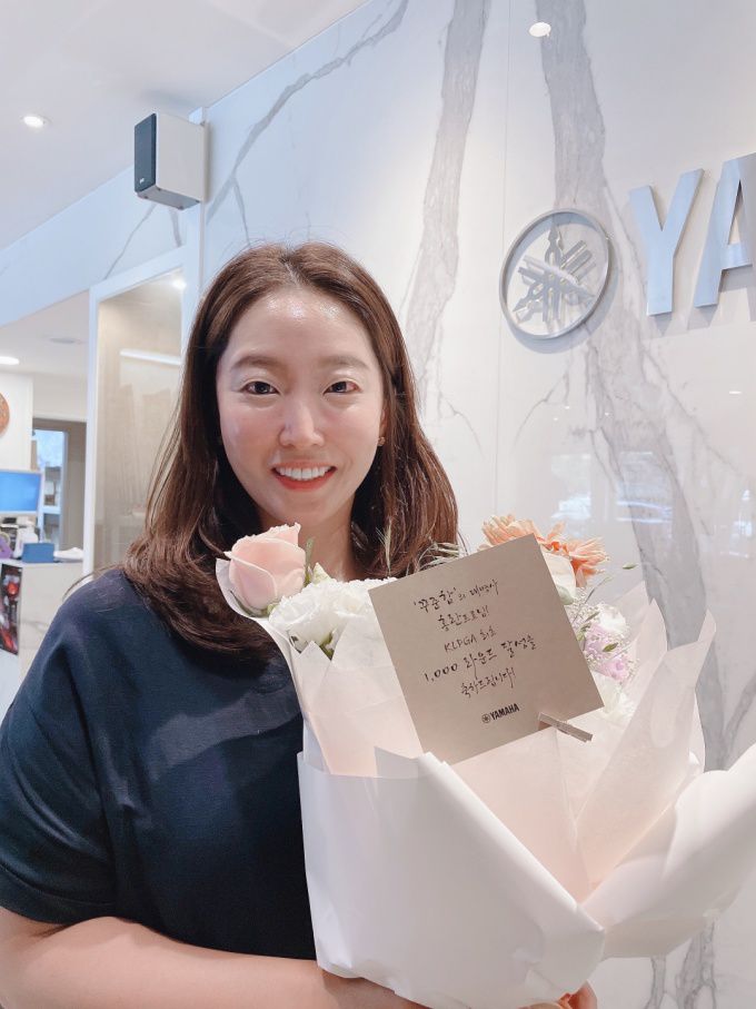 꽃다발을 들고 포즈를 취한 홍란. [사진= 오리엔트 골프]