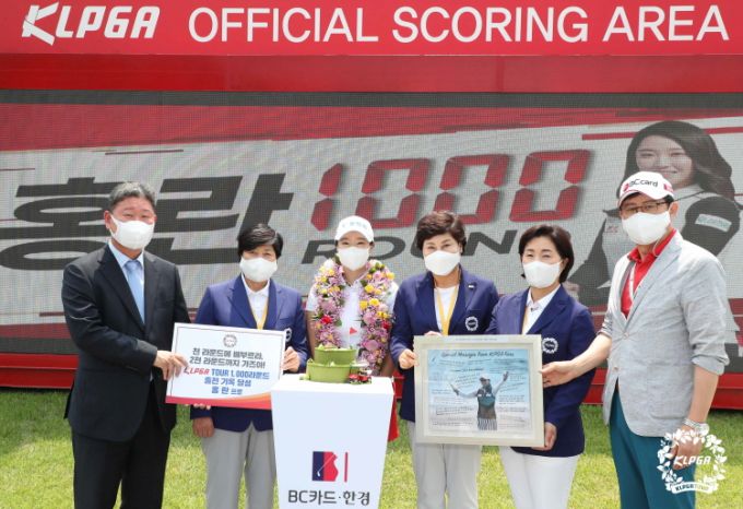 맨 왼쪽부터 김철수 포천힐스CC 대표이사, 강춘자 KLPGT 대표이사, 홍란, 김순미 KLPGA 수석부회장, 김순희 KLPGA 전무이사, 차정호 비씨카드 골프단 단장. [사진= KLPGA]