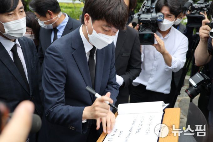 [김해=뉴스핌] 남경문 기자 = 이준석 국민의힘 대표가 25일 경남 김해 봉하마을 찾아 노무현 전 대통령 묘소를 참배한 뒤 방명록을 적고 있다. 2021.06.25 news2349@newspim.com