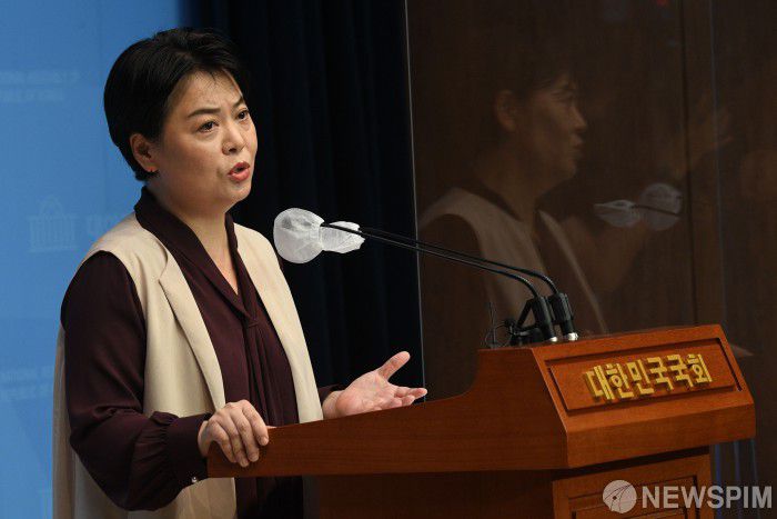 [서울=뉴스핌] 최상수 기자 = 윤희숙 국민의힘 의원이 2일 오전 서울 여의도 국회에서 기자회견을 열고 대선 출마 선언문을 낭독하고 있다. 2021.07.02 kilroy023@newspim.com