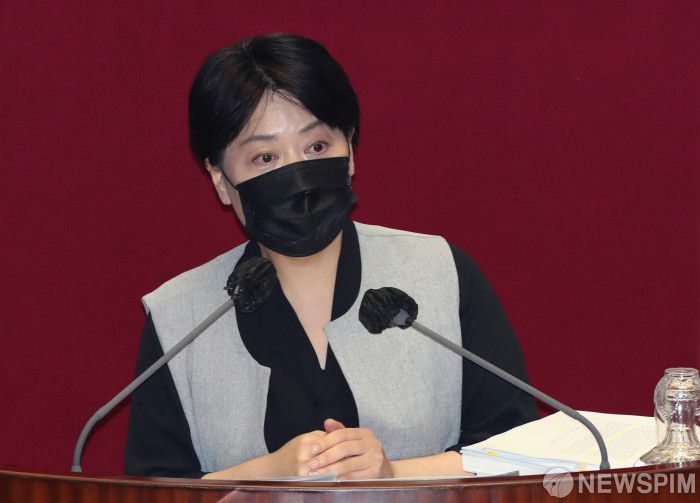 [서울=뉴스핌] 이형석 기자 = 윤희숙 국민의힘 의원이 지난해 12월 11일 오후 국회 본회의에서 국정원법 개정안에 대한 무제한 토론(필리버스터)을 하고 있다. 2020.12.11 leehs@newspim.com