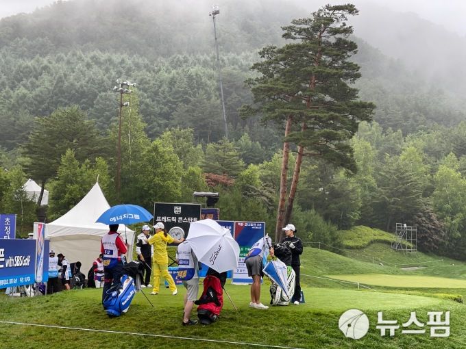 [용평=뉴스핌] 김용석 기자 = 맥콜·모나파크 오픈 2라운드는 빗속에서 경기가 진행됐다. 2021.07.03 fineview@newspim.com
