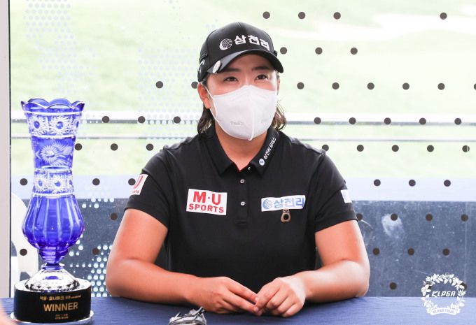 통산 7승 트로피와 함께 우승 인터뷰를 한 김해림. [사진= KLPGA]
