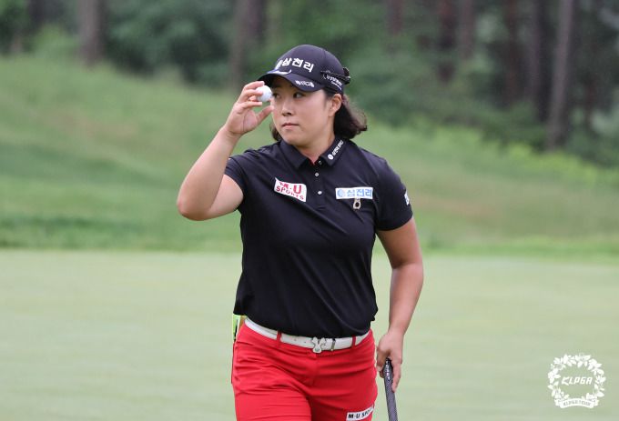 우승 확정 순간 인사를 건네는 김해림. [사진= KLPGA]