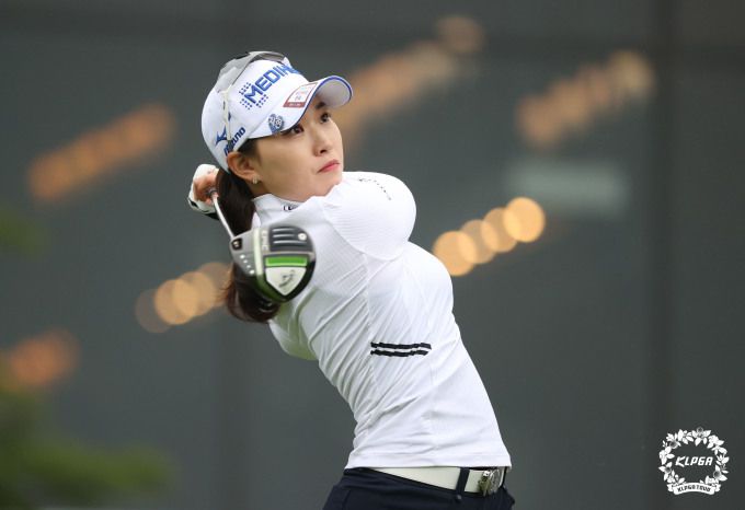 시즌 한라운드 최저타 신기록을 세운 안지현. [사진= KLPGA]
