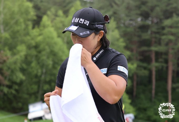 3년2개을만의 우승 확정 직후 눈물을 보인 김해림. [사진= KLPGA]