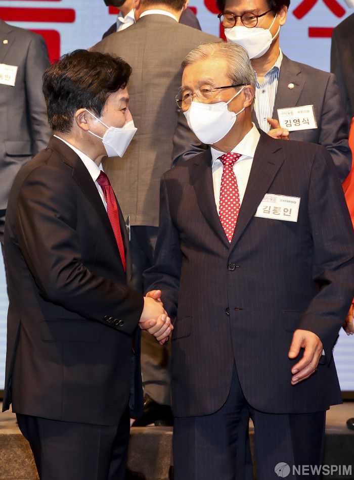 [서울=뉴스핌] 최상수 기자 = 국민의힘 대권 주자인 원희룡 제주도지사가 7일 서울 여의도 중소기업중앙회에서 열린 '희망오름 포럼' 출범식에서 김종인 전 비상대책위원장과 대화하고 있다. 2021.07.07 kilroy023@newspim.com