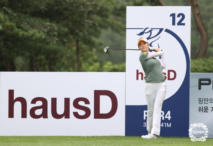 선두를 차지한 오지현의 티샷 장면. [사진= KLPGA]