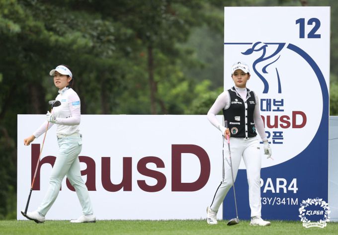 박민지(오른쪽)와 박현경. 대보하우스디오픈 1R 12번홀 티잉구역 모습. [사진= KLPGA]