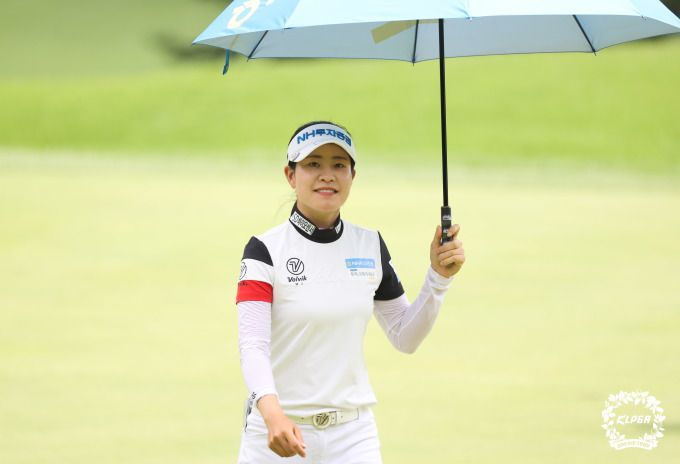 선두와 2타차 공동2위에 자리한 박민지는 시즌6승에 도전한다. [사진= KLPGA]