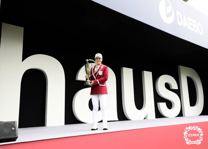 시즌 6승 트로피를 들어올린 박민지. [사진= KLPG]