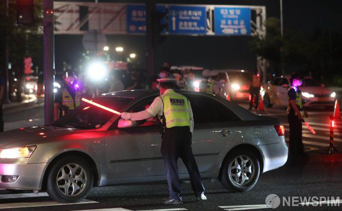 [서울=뉴스핌] 김학선 기자 = 업종별 자영업자 단체들이 연합한 '코로나19 대응 전국자영업자비상대책위원회'가 14일 밤 국회 둔치 주차장에서 차량 수백대가 참여하는 심야시위를 예고한 가운데 경찰이 서강대교 남단에서 검문을 하고 있다. 사회적 거리두기 4단계에 반발하는 자영업자 단체의 심야 차량시위에 대해 경찰이 불법 시위라며 엄정 대응 방침을 밝혔다. 2021.07.14 yooksa@newspim.com