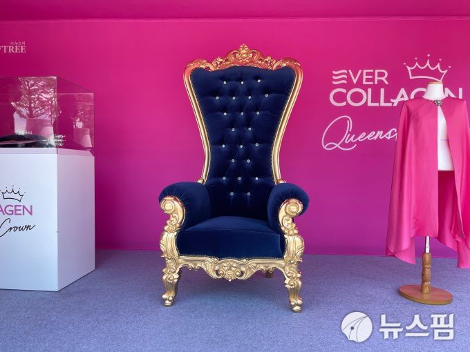 [양주=뉴스핌] 김용석 기자 = 선수들과 인터뷰를 하는 믹스트존에 설치된 왕관과 의자, 핑크 망토. 2021.07.15 fineview@newspim.com