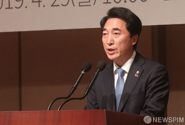 [서울=뉴스핌] 정일구 기자 = 지난 2019년 4월 29일 서울 중구 한국프레스센터에서 열린 미세먼지 문제 해결을 위한 국가기후환경회의 출범식에서 박수현 국회의장 비서실장이 국회의장의 축사를 대독하고 있다. 2019.04.29 mironj19@newspim.com