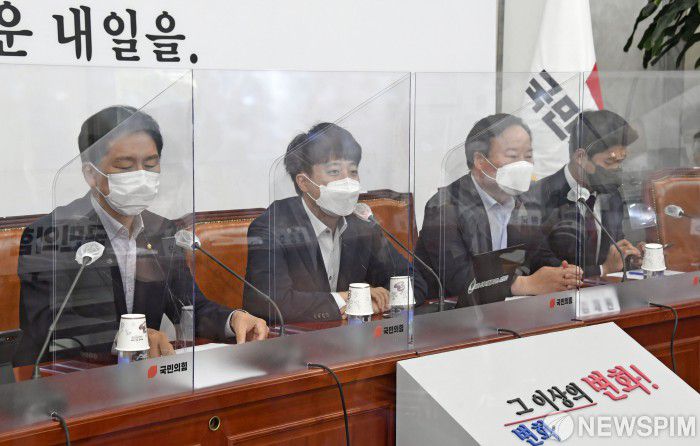 [서울=뉴스핌] 이형석 기자 = 이준석 국민의힘 대표가 12일 오전 서울 여의도 국회에서 열린 최고위원회의에서 모두발언을 하고 있다. 2021.07.12 leehs@newspim.com