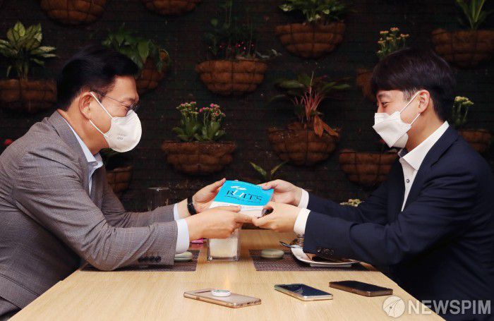 [서울=뉴스핌] 이형석 기자 = 송영길 더불어민주당 대표와 이준석 국민의힘 대표가 12일 서울 여의도의 한 식당에서 만찬 회동을 하고 있다. 이 자리에서 송 대표는 자신의 저서 <룰을 지배하라>를 이 대표에게 선물했다. 지난 달 17일 송 대표와의 상견례 이후 이 대표가 받은 두 번째 책 선물이다. 2021.07.12 leehs@newspim.com