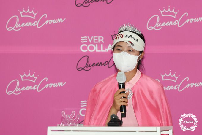 우승 왕관을 쓰고 인터뷰에 임한 전예성. [사진= KLPGA]