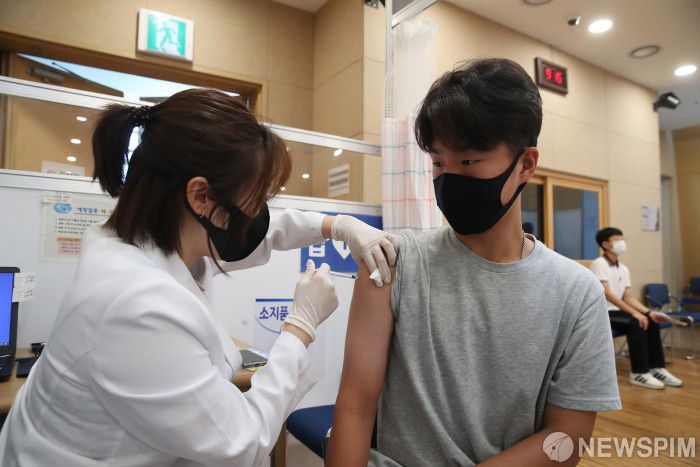 [서울=뉴스핌] 사진공동취재단 = '고3 학생 및 고교 교직원 백신 접종'이 시작된 19일 서울 양천구 해누리 타운에서 일반접종 대상자들과 고3학생 교직원들이 접종을 하고 있다. 2021.07.19 photo@newspim.com