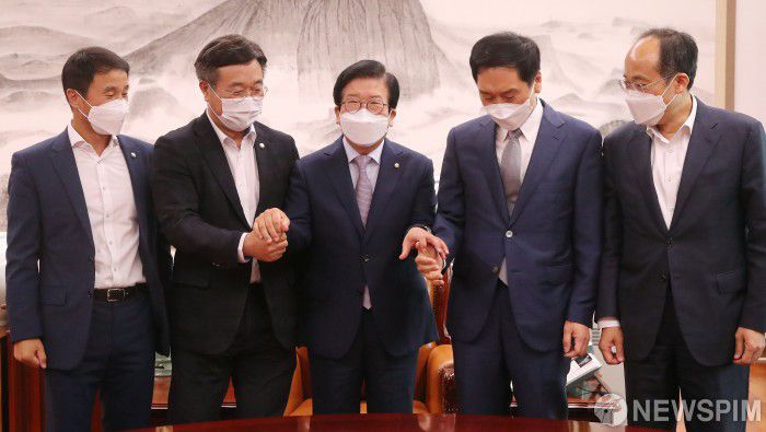 [서울=뉴스핌] 이형석 기자 = 박병석 국회의장과 여야 원내대표가 추경안과 상임위원장 배분 등을 논의하기 위해 23일 오후 국회의장실에서 회동하고 있다. 2021.07.23 leehs@newspim.com