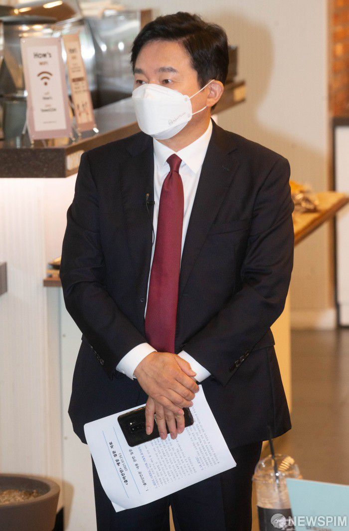 [서울=뉴스핌] 윤창빈 기자 = 원희룡 제주도지사가 25일 오전 서울 여의도 하우스 카페에서 비대면 방식으로 열린 본인의 제20대 대통령 선거 출마 선언 동영상을 시청하고 있다. 2021.07.25 pangbin@newspim.com