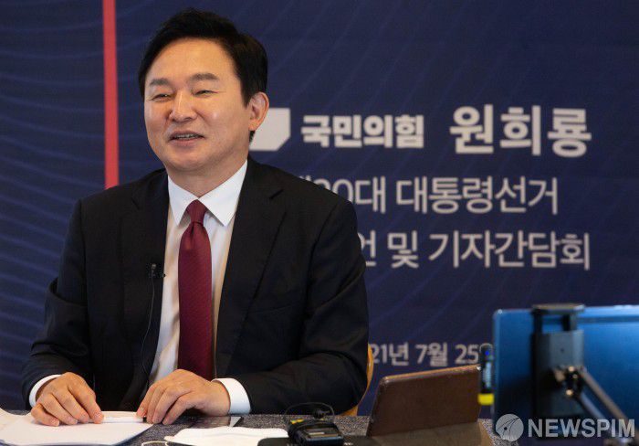 [서울=뉴스핌] 윤창빈 기자 = 원희룡 제주도지사가 25일 오전 서울 여의도 하우스 카페에서 비대면 방식으로 진행된 제20대 대통령 선거 출마 선언을 마치고 진행된 기자간담회에서 취재진의 질문에 답변하고 있다. 2021.07.25 pangbin@newspim.com