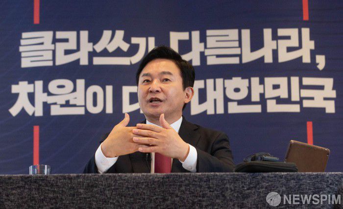 [서울=뉴스핌] 윤창빈 기자 = 원희룡 제주도지사가 25일 오전 서울 여의도 하우스 카페에서 비대면 방식으로 진행된 제20대 대통령 선거 출마 선언을 마치고 진행된 기자간담회에서 취재진의 질문에 답변하고 있다. 2021.07.25 pangbin@newspim.com