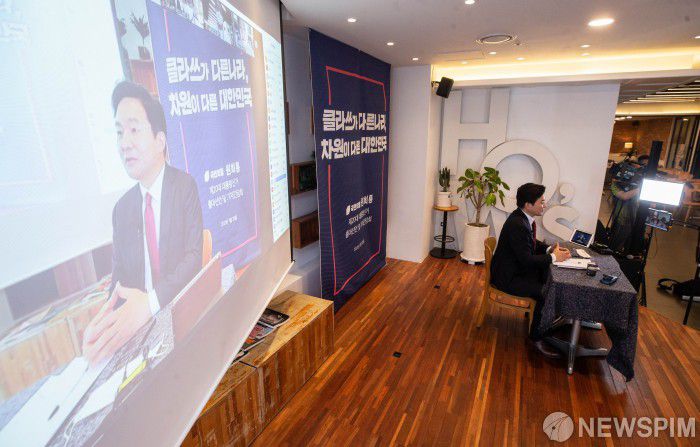 [서울=뉴스핌] 윤창빈 기자 = 원희룡 제주도지사가 25일 오전 서울 여의도 하우스 카페에서 비대면 방식으로 진행된 제20대 대통령 선거 출마 선언을 마치고 진행된 기자간담회에서 취재진의 질문에 답변하고 있다. 2021.07.25 pangbin@newspim.com