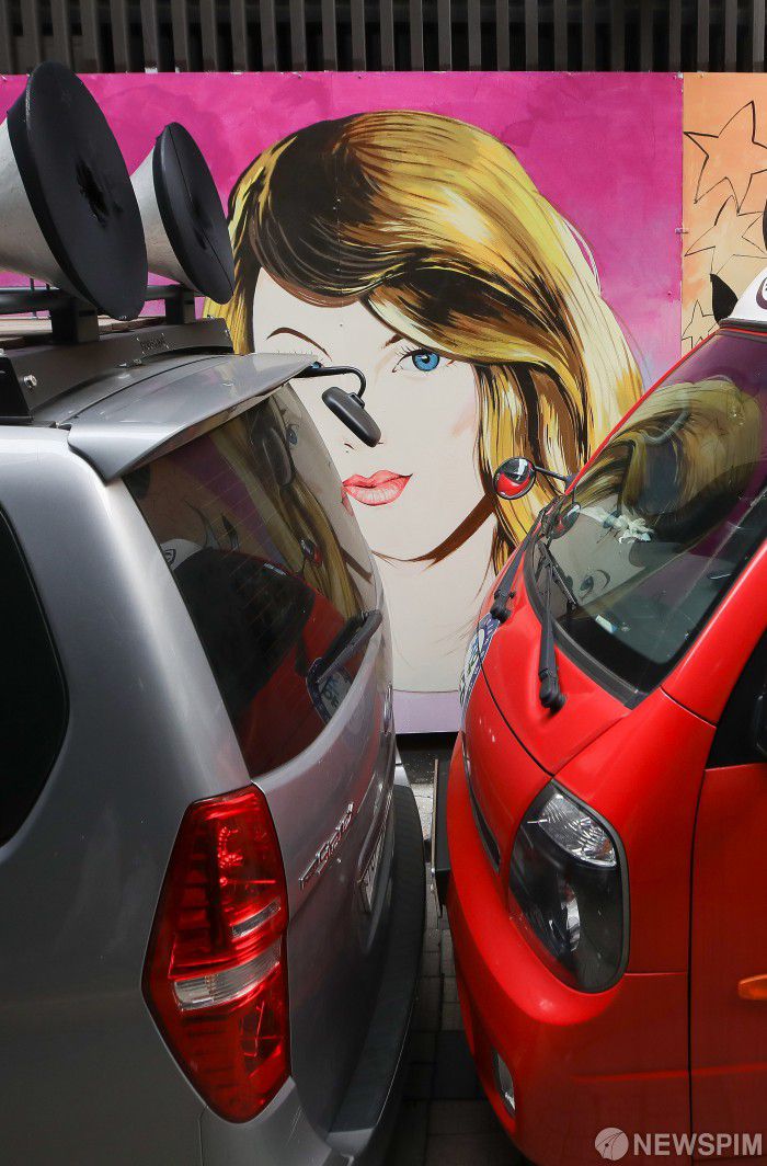 [서울=뉴스핌] 최상수 기자 = 29일 오전 서울 종로구의 한 골목에 있는 윤석열 대통령선거 예비후보의 아내 김건희 씨를 비방하는 내용의 벽화가 그려져 있는 가운데 보수단체 회원들이 차량으로 벽화를 막고 있다. 2021.07.29 kilroy023@newspim.com