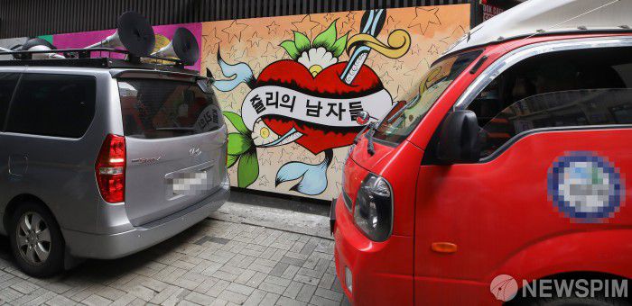 [서울=뉴스핌] 최상수 기자 = 지난 29일 서울 종로구의 한 골목에 있는 윤석열 대통령선거 예비후보의 아내 김건희 씨를 비방하는 내용의 벽화가 그려져 있는 가운데 보수단체 회원들이 차량으로 벽화를 막고 있다. 2021.07.29 kilroy023@newspim.com