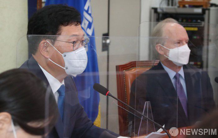 [서울=뉴스핌] 최상수 기자 = 더불어민주당 송영길 대표가 18일 서울 여의도 국회 대표실에서 로버트 랩슨 주한미국대사 대리를 접견하며 인사말을 하고 있다. 2021.06.18 kilroy023@newspim.com