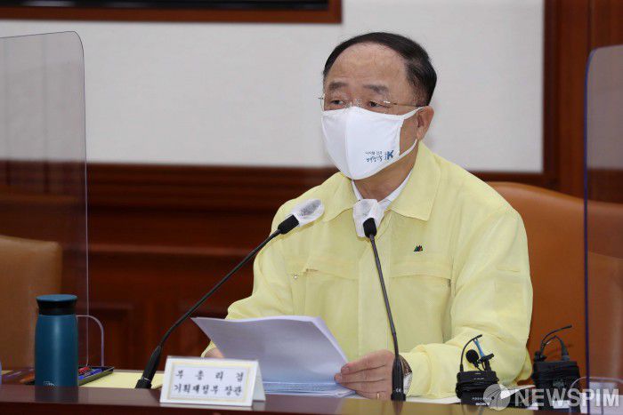 [서울=뉴스핌] 김학선 기자 = 홍남기 경제부총리 겸 기획재정부 장관이 5일 서울 종로구 정부서울청사에서 열린 제42차 비상경제 중앙대책본부 회의를 주재하며 발언하고 있다. 2021.08.05 yooksa@newspim.com