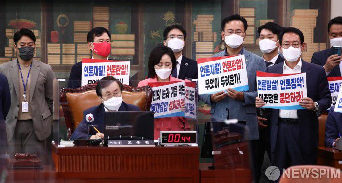 [서울=뉴스핌] 이형석 기자 = 19일 오전 국회 문화체육관광위원회 회의실에서 국민의힘 의원들이 '징벌적 손해배상' 언론중재법 개정안 통과에 반대하는 피켓을 들고 있다. 2021.08.19 leehs@newspim.com