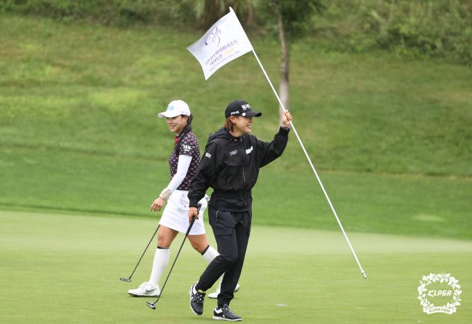 10번홀 그린에서  언니 박희영을 위해 깃발을 뽑아주는 박주영(오른쪽). [사진 = KLPGA]