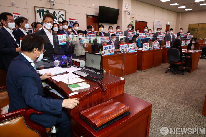 [서울=뉴스핌] 이형석 기자 = 도종환 위원장이 19일 오전 국회 문화체육관광위원회 회의실에서 의사봉을 두드리고 있다. 2021.08.19 leehs@newspim.com