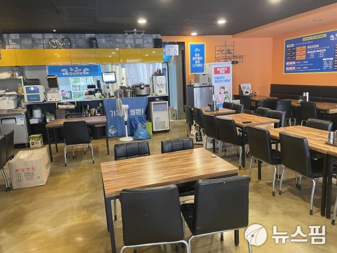 [서울=뉴스핌] 성소의 기자 = 정부가 20일 수도권 4단계, 비수도권 3단계인 현행 거리두기 조치를 연장한다는 소식에 자영업자들의 분노와 허탈감이 커지고 있다. 20일 오후 서울 동대문구에 위치한 한 횟집에 손님이 거의 없어 한산한 모습이다. 2021.08.20 soy22@newspim.com