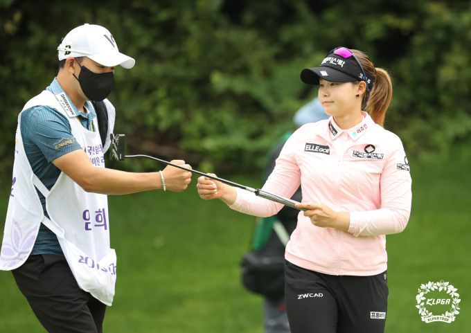 임희정은 하이원 여자오픈에서 우승, 통산4승 트로피를 들어올렸다. [사진= KLPGA]