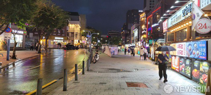 [서울=뉴스핌] 박성준 인턴기자 = 서울 대표 상권으로 꼽히지만 거리두기 4단계로 인해  한산한 홍대거리 모습. 2021.08.23. parksj@newspim.com