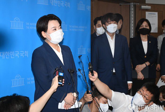 [서울=뉴스핌] 최상수 기자 = 국민의힘 대선주자인 윤희숙 의원이 25일 오전 국회 소통관에서 기자회견을 통해 대선 경선 및 의원직 사퇴 의사를 밝힌 뒤 취재진의 질문에 답변하고 있다. 2021.08.25 kilroy023@newspim.com