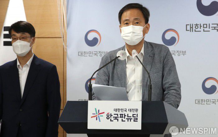 [서울=뉴스핌] 김학선 기자 = 김영수 문화체육관광부 콘텐츠정책국장이 25일 오전 서울 종로구 정부서울청사 합동브리핑실에서 '셧다운제 폐지 및 청소년의 건강한 게임이용 환경 조성방안'과 관련해 브리핑하고 있다. 왼쪽은 최성유 여성가족부 청소년정책관. 2021.08.25 yooksa@newspim.com