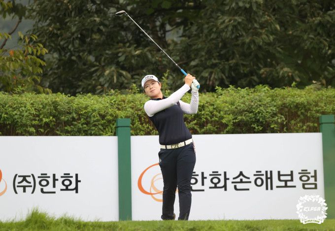 26일 강원도 춘천에 위치한 제이드팰리스 골프클럽(파72/6735야드)에서 열린 '한화 클래식 2021' 첫날 티샷하는 지은희. [사진= KLPGA]